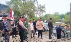 PEMERIKSAAN Personel gabungan melakukan pemeriksaan di wilayah perbatasan guna memastikan stabilitas keamanan aktivitas masyarakat hingga lalu lintas orang dan barang