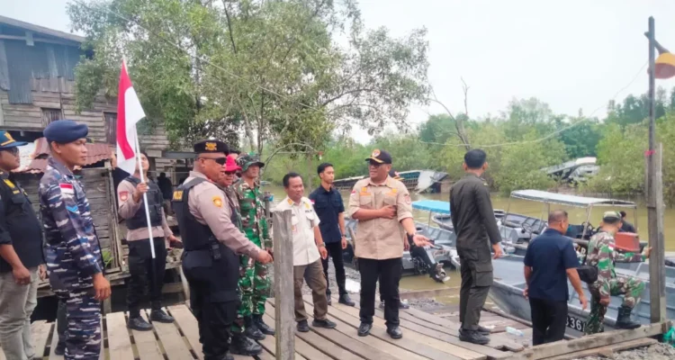 PEMERIKSAAN Personel gabungan melakukan pemeriksaan di wilayah perbatasan guna memastikan stabilitas keamanan aktivitas masyarakat hingga lalu lintas orang dan barang