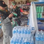 PEMERIKSAAN Personel gabungan melakukan pengecekan barang disejumlah toko di wilayah Kecamatan Krayan Barat
