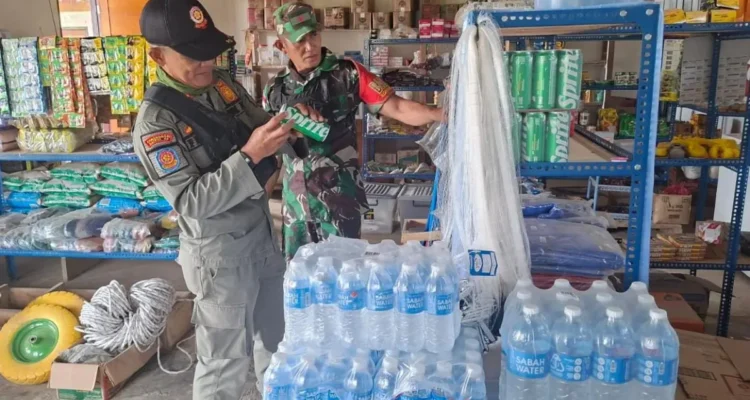 PEMERIKSAAN Personel gabungan melakukan pengecekan barang disejumlah toko di wilayah Kecamatan Krayan Barat