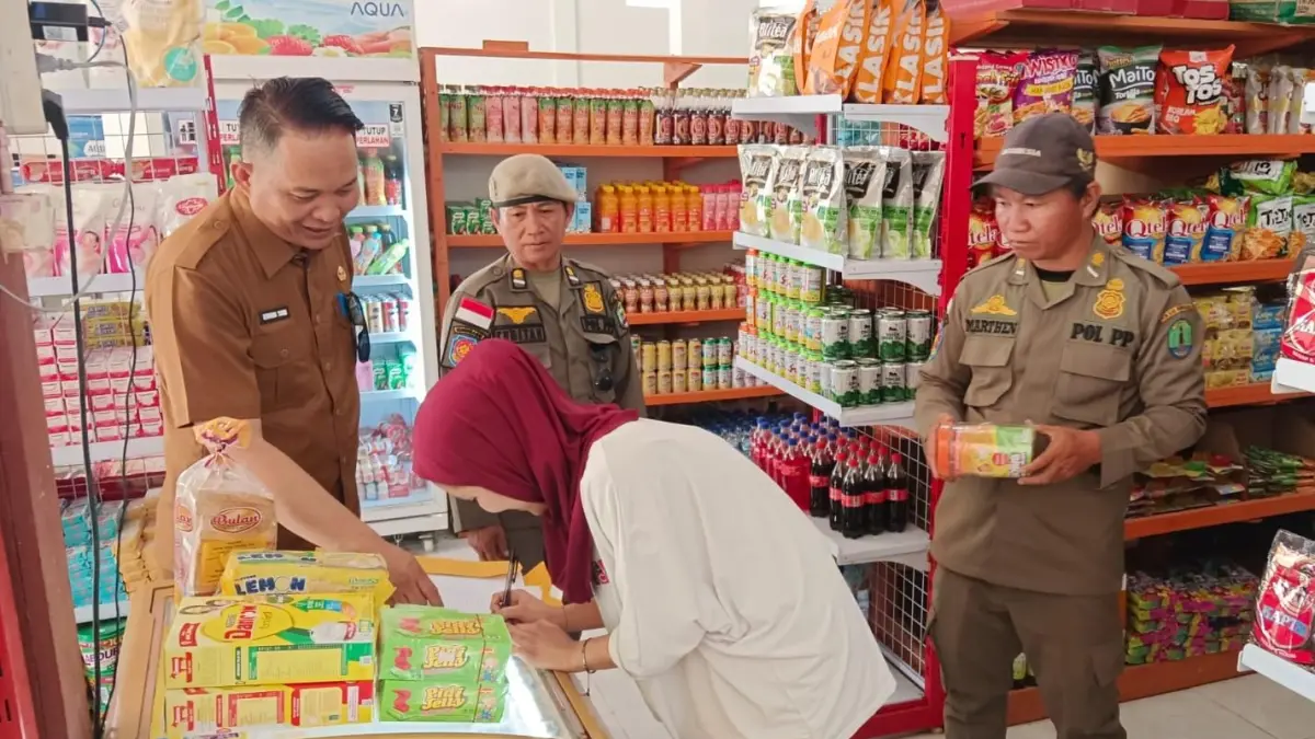PEMERIKSAANPersonel Pemerintah Kecamatan Sembakung Atulai bersama Satpol PP melakukan pengecekan barang dagangan di sejumlah toko di Kecamatan Sembakung Atulai
