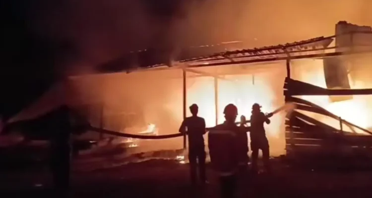 PENANGANAN Personel Damkar Sektor Lumbis saat melakukan pemadaman di Jalan Trans Kaltara, Desa Mansalong, Kecamatan Lumbis