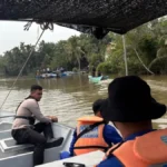 PENCARIAN KORBAN Petugas gabungan Polairud Polresta Bulungan dan BPBD Bulungan melakukan pencarian seorang bocah yang diduga jatuh ke Sungai
