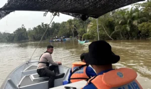 PENCARIAN KORBAN Petugas gabungan Polairud Polresta Bulungan dan BPBD Bulungan melakukan pencarian seorang bocah yang diduga jatuh ke Sungai