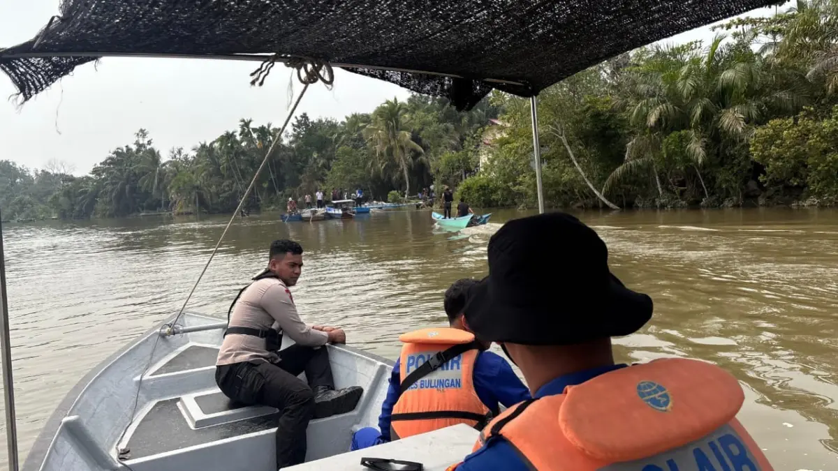 PENCARIAN KORBAN Petugas gabungan Polairud Polresta Bulungan dan BPBD Bulungan melakukan pencarian seorang bocah yang diduga jatuh ke Sungai