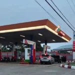 PENGISIAN BBM Aktivitas pengisian BBM di SPBU Jalan Katamso