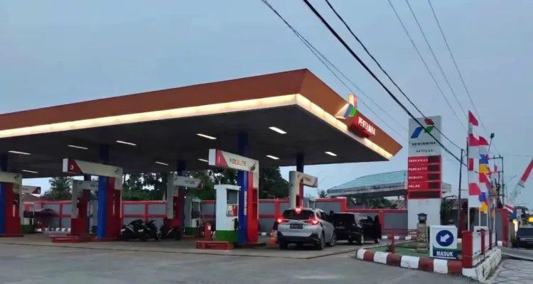 PENGISIAN BBM Aktivitas pengisian BBM di SPBU Jalan Katamso