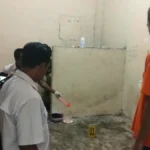 PENYELIDIKAN Petugas saat melakukan pemeriksaan di Rutan Polsek Tarakan Barat setelah seorang tahanan ditemukan meninggal dunia