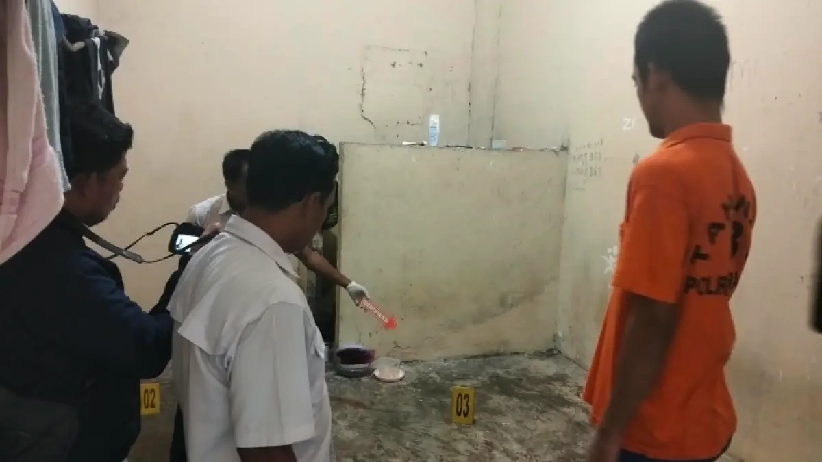 PENYELIDIKAN Petugas saat melakukan pemeriksaan di Rutan Polsek Tarakan Barat setelah seorang tahanan ditemukan meninggal dunia