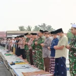 SALAT ISTISQA Sejumlah jamaah mengikuti Salat Istisqa di halaman Masjid Agung Istiqomah Tanjung Selor
