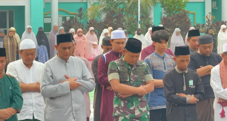 SALAT ISTISQAolonel Inf Dhuwi Hendradjaja melaksanakan salat Istisqa di Masjid Agung Istiqomah Tanjung Selor