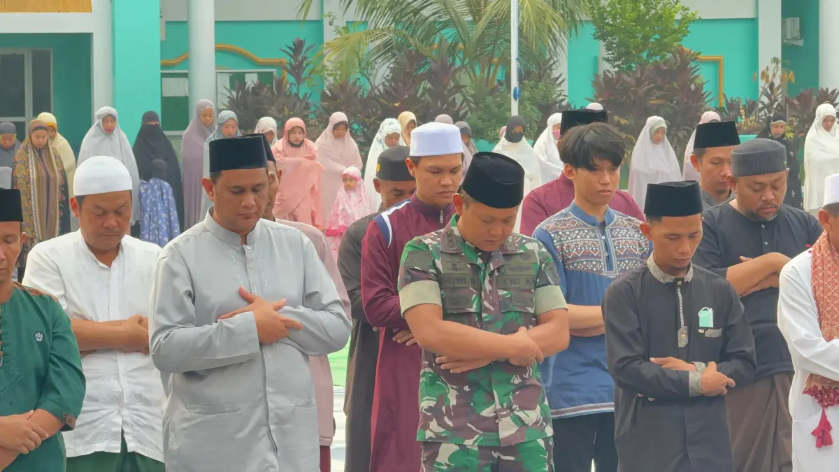 SALAT ISTISQAolonel Inf Dhuwi Hendradjaja melaksanakan salat Istisqa di Masjid Agung Istiqomah Tanjung Selor