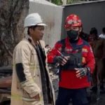 SIMULASI Petugas PMK Tarakan saat melakukan simulasi penanganan kebakaran di Kafe Patron