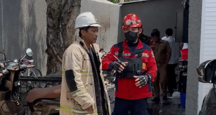 SIMULASI Petugas PMK Tarakan saat melakukan simulasi penanganan kebakaran di Kafe Patron