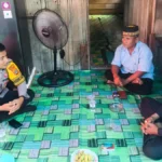 TURUN KE DESA Bhabinkamtibmas Polsek Sesayap sambangi warga sampaikan pesan Kamtibmas