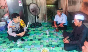 TURUN KE DESA Bhabinkamtibmas Polsek Sesayap sambangi warga sampaikan pesan Kamtibmas
