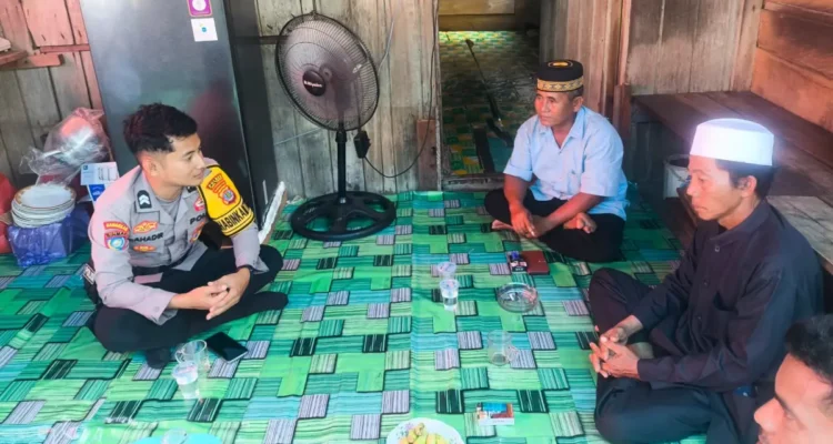TURUN KE DESA Bhabinkamtibmas Polsek Sesayap sambangi warga sampaikan pesan Kamtibmas