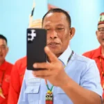 VIDEO CALL Bupati Bulungan Syarwani mencoba jaringan Starlink di Desa Long Lejuh melalui video call