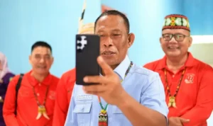 VIDEO CALL Bupati Bulungan Syarwani mencoba jaringan Starlink di Desa Long Lejuh melalui video call