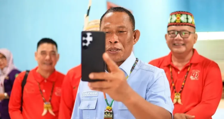 VIDEO CALL Bupati Bulungan Syarwani mencoba jaringan Starlink di Desa Long Lejuh melalui video call