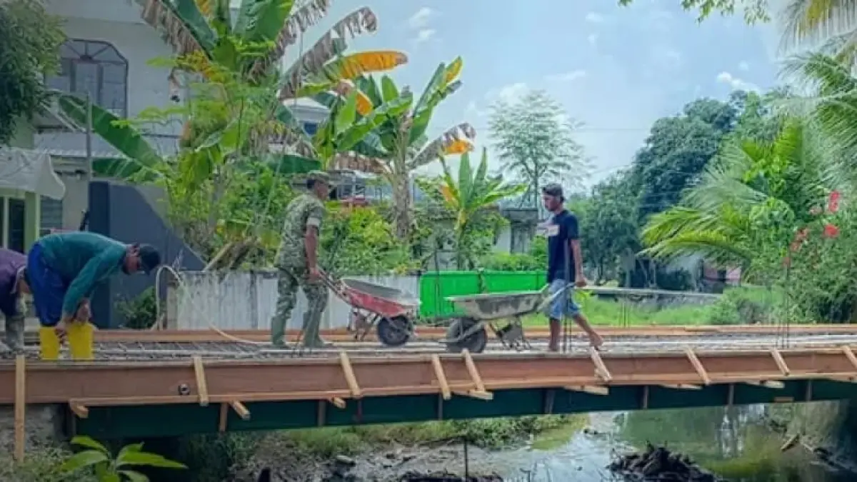 BERPROSES Pengerjaan pengecoran lantai Jembatan Garuda di Kelurahan Mamburungan Tarakan Timur