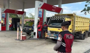 DIJAGA Personel Ditsamapta Polda Kaltara melakukan pemantauan di area SPBU di Bulungan