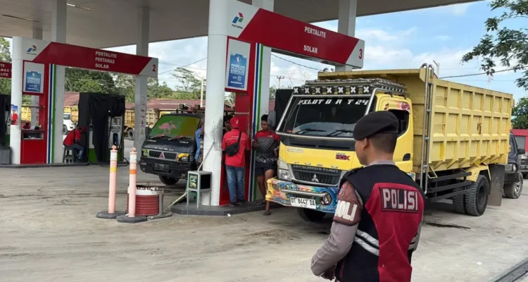 DIJAGA Personel Ditsamapta Polda Kaltara melakukan pemantauan di area SPBU di Bulungan