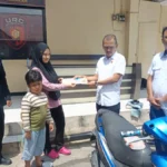 DIKEMBALIKAN Pihak kepolisian menggembalikan motor ke pemiliknya setelah dicuri dan komponennya telah dilepas dan diduga dipreteli pelaku
