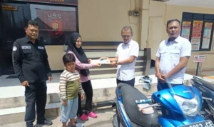 DIKEMBALIKAN Pihak kepolisian menggembalikan motor ke pemiliknya setelah dicuri dan komponennya telah dilepas dan diduga dipreteli pelaku
