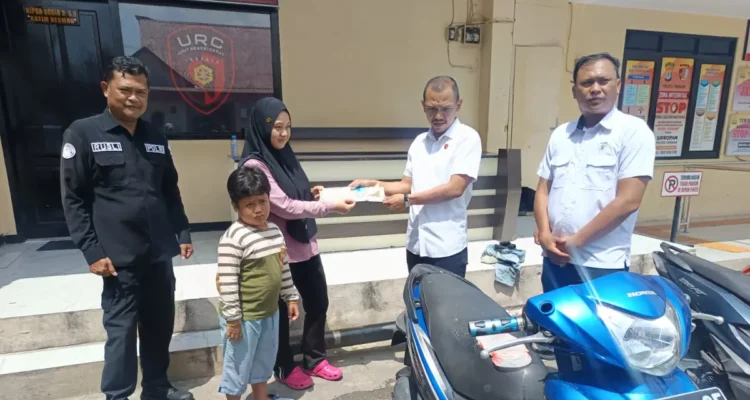 DIKEMBALIKAN Pihak kepolisian menggembalikan motor ke pemiliknya setelah dicuri dan komponennya telah dilepas dan diduga dipreteli pelaku