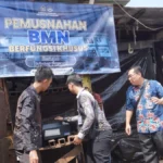 MEMUSNAHKAN Kantor Imigrasi Kelas II TPI Tarakan memusnahkan tiga unit printer paspor