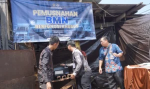 MEMUSNAHKAN Kantor Imigrasi Kelas II TPI Tarakan memusnahkan tiga unit printer paspor