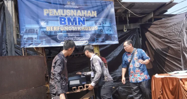 MEMUSNAHKAN Kantor Imigrasi Kelas II TPI Tarakan memusnahkan tiga unit printer paspor