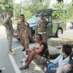 PENANGANAN Personel Satpol PP bersama tenaga kesehatan Puskesmas Nunukan Selatan dan bhabinkamtibmas saat penanganan ODGJ di Nunukan Selatan