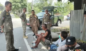PENANGANAN Personel Satpol PP bersama tenaga kesehatan Puskesmas Nunukan Selatan dan bhabinkamtibmas saat penanganan ODGJ di Nunukan Selatan