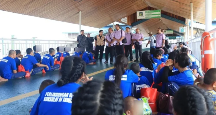 PENDAMPINGAN Konsulat RI Tawau saat mendampingi PMI yang dipulangkan melalui Pelabuhan Tawau, Malaysia