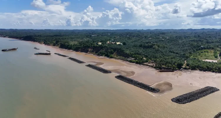PENGAMANAN Pembangunan breakwater atau pemecah gelombang membantu warga pesisir atas gelombang