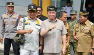 PERBATASAN Ketua DPRD Kaltara berfoto bersama dengan Mendagri di Bandara Tanjung Harapan Tanjung Selor