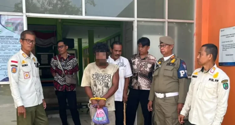 Personel gabungan saat menangani M yang membawa benda tajam di sebuah rumah pada Rabu